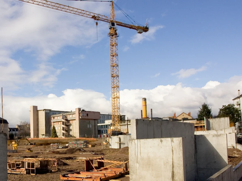 cantiere-con-fondamenta-in-cemento-armato-e-gru-per-il-sollevamento