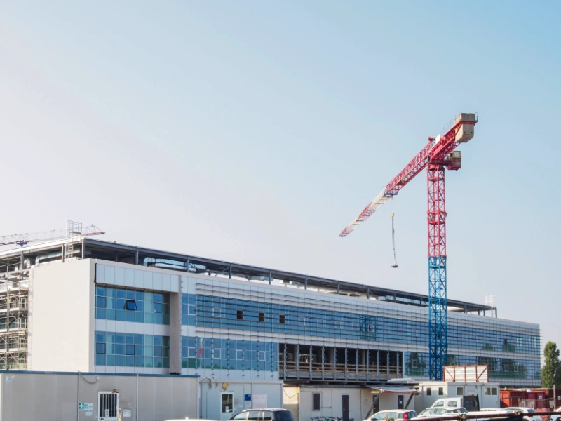 edificazione-di-un-ospedale-con-ampie-facciate