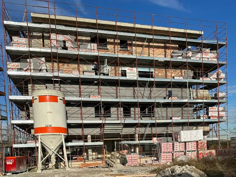 edifico-in-ristrutturazione-circondato-da-impalcature